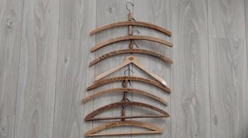 Curiosa 8 stuks kledinghangers met opdruk. beschikbaar voor biedingen