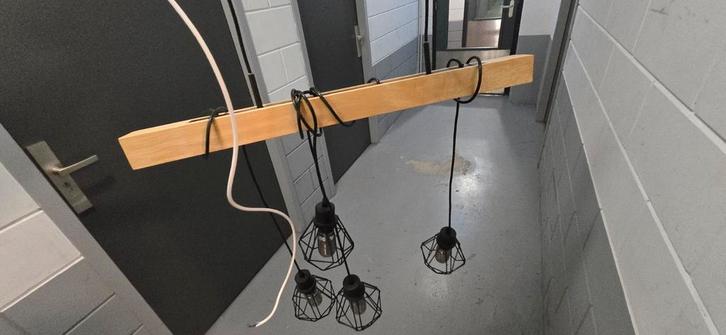 Moderne hanglamp met houten balk en metalen kappen, Huis en Inrichting, Lampen | Hanglampen, Zo goed als nieuw, 50 tot 75 cm, Hout