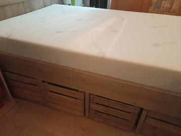 tweepersoons bed van steigerhout 140x200 met fruitkistjes  beschikbaar voor biedingen