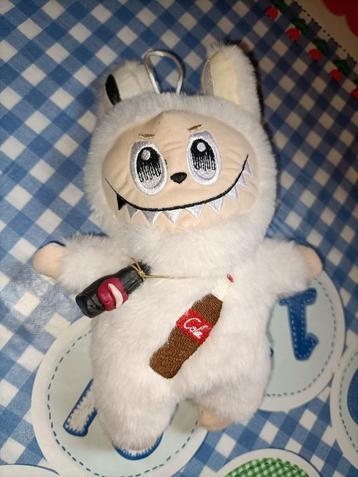 Labubu knuffel met cola flesjes 22 cm groot  beschikbaar voor biedingen