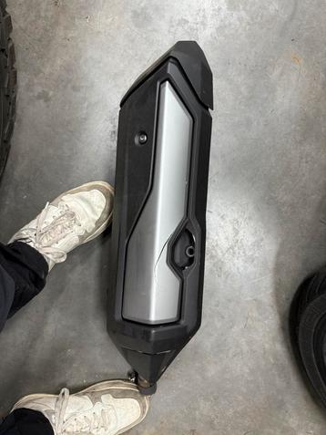 Honda ADV 350 uitlaat orgineel beschikbaar voor biedingen