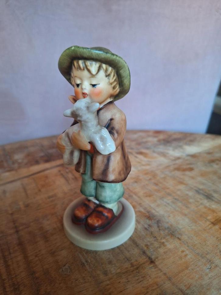 Hummel Beeldje - Jongen met Lam, Antiek en Kunst, Antiek | Porselein, Ophalen of Verzenden
