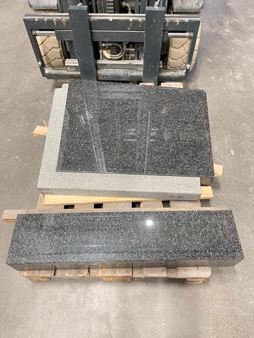 Granieten Gedenksteen met Sokkel - 90x76cm beschikbaar voor biedingen