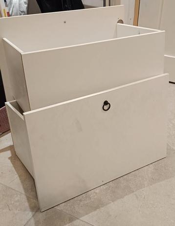 GRATIS AF TE HALEN. 2x witte IKEA Besta lades.
