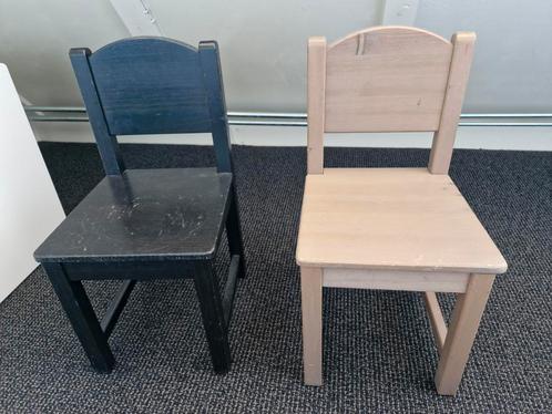 Twee houten kinderstoelen (evt met wit IKEA kinderbureau), Huis en Inrichting, Stoelen, Gebruikt, Twee, Hout, Zwart, Ophalen