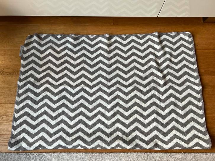 Prachtige grijs-witte zigzakdeken voor ledikant., Huis en Inrichting, Stoffering | Tapijten en Kleden, Zo goed als nieuw, 100 tot 150 cm