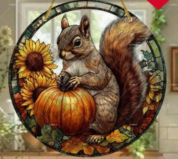 Raamhanger Eekhoorn met Kalebas beschikbaar voor biedingen