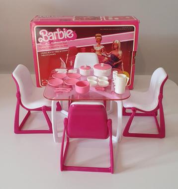 Vintage Barbie eetkamerset eettafel, stoelen servies 2475 beschikbaar voor biedingen