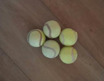 Tennisballen gebruikt gratis beschikbaar voor biedingen
