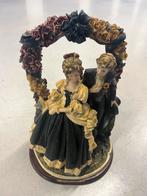 Decoratief Beeldje Stel Onder Bloemenboog, Antiek en Kunst, Antiek | Woonaccessoires, Ophalen