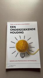 Maaike van den Herik - Een onderzoekende houding, Boeken, Maaike van den Herik; Arnout Schuitema, Ophalen of Verzenden, Zo goed als nieuw