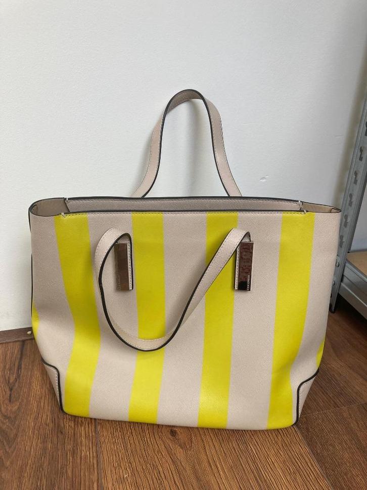 Coccinelle Saffiano Riga geel beige gestreepte handtas leer, Sieraden, Tassen en Uiterlijk, Tassen | Damestassen, Zo goed als nieuw