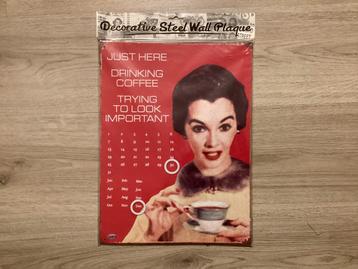 Kalender wandbord  JUST HERE TO DRINK KOFFIE (geen emaille) beschikbaar voor biedingen