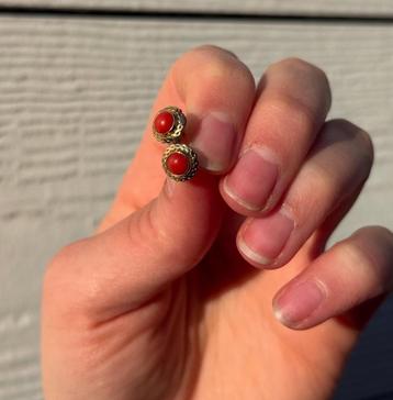 14karaat geelgouden bloedkoraal oorbellen beschikbaar voor biedingen
