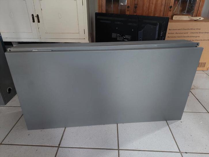 Strada jaga low h2o (LTV) verwarming, 2 grijze nog te koop, Doe-het-zelf en Verbouw, Verwarming en Radiatoren, Zo goed als nieuw