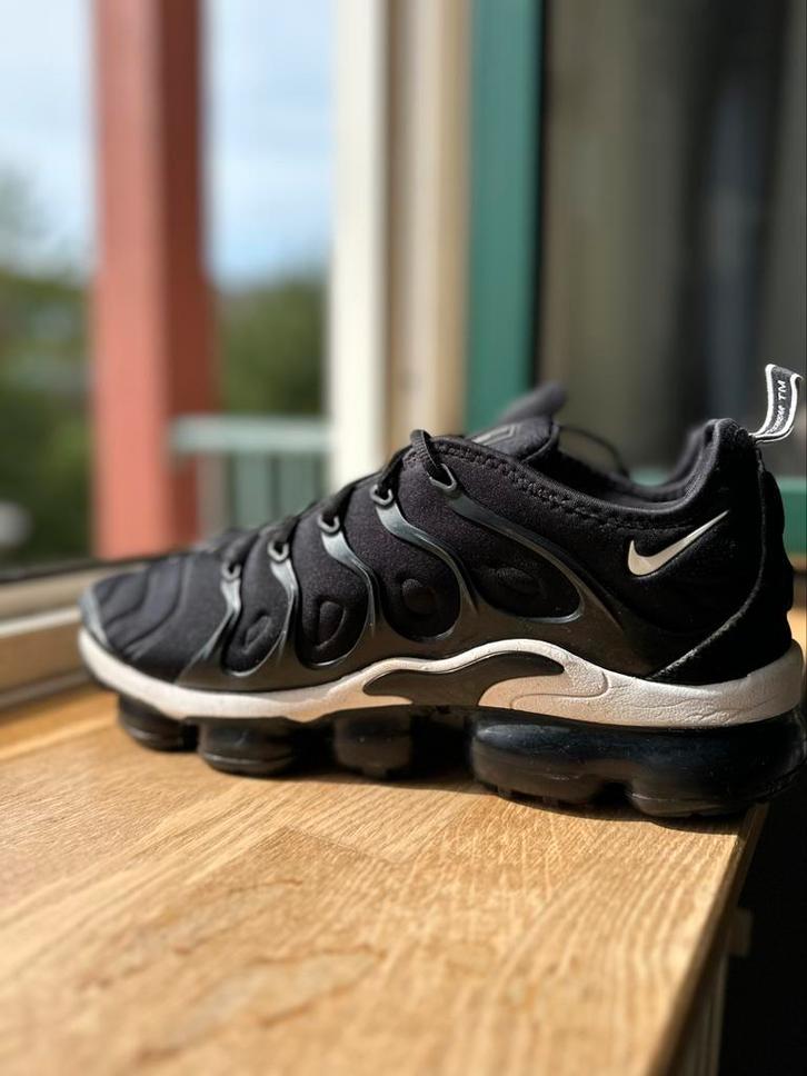 Nike Air VaporMax Plus - licht gedragen - maat 45, Kleding | Heren, Schoenen, Gedragen, Sneakers of Gympen, Zwart, Ophalen of Verzenden
