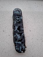 Victorinox Huntsman zwart camo mes zakmes, Caravans en Kamperen, Kampeergereedschap, Ophalen of Verzenden, Nieuw
