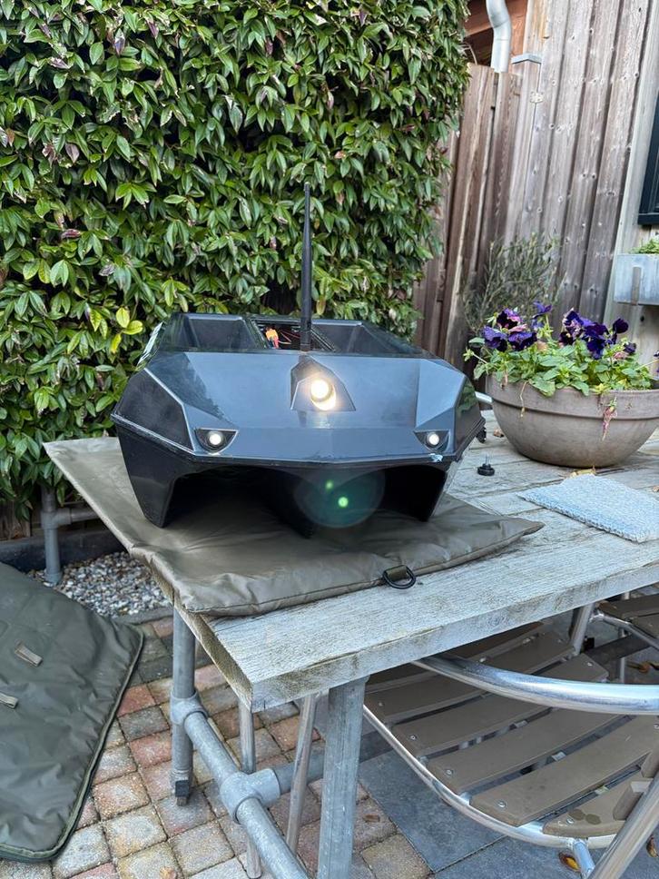 Maverick voerboot met Raymarine dieptemeter + tas, Watersport en Boten, Hengelsport | Karpervissen, Gebruikt, Overige typen, Ophalen of Verzenden