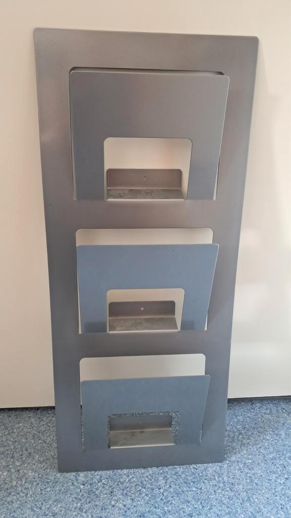 zgan. Tijdschriftenrek Spontan Ikea posthouder metaal, Huis en Inrichting, Woonaccessoires | Krantenbakken en Lectuurbakken, Zo goed als nieuw