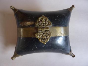 vintage Tibet zwart hoorn box ca. 1910 brons beslag 13,5 cm beschikbaar voor biedingen