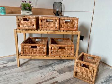 Badkamer bankje / meubel met rotanmandjes beschikbaar voor biedingen