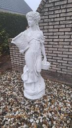 Wit tuinbeeld van een vrouw met mand, Tuin en Terras, Tuinbeelden, Ophalen of Verzenden, Gebruikt, Beton, Mensenbeeld