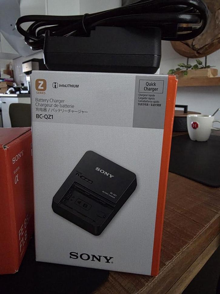 Koopje: Sony snellader inclusief nieuwe batt. (Met garantie), Audio, Tv en Foto, Fotografie | Accu's en Batterijen, Zo goed als nieuw