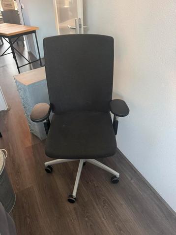 Bureaustoel beschikbaar voor biedingen