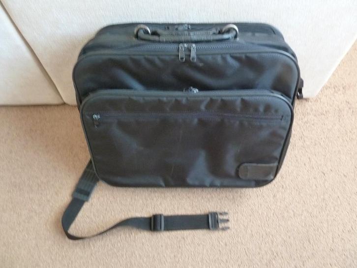 Zwarte reistas ook geschikt als handbagage zo goed als nieuw, Sieraden, Tassen en Uiterlijk, Tassen | Reistassen en Weekendtassen