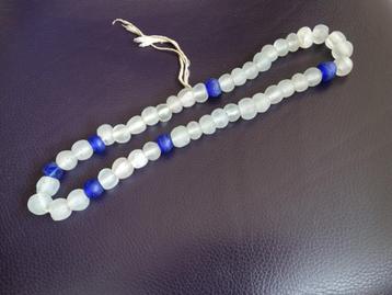 Streng met vrij grote oude kralen bergkristal (?) wit blauw beschikbaar voor biedingen