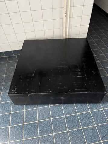 Salon tafel 100x100 met laden beschikbaar voor biedingen