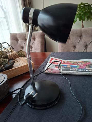 Zwarte bureaulamp  beschikbaar voor biedingen