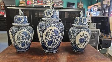 Delfts Blauwe Vazen Set met Deksel beschikbaar voor biedingen