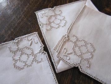 Drie mooie ecru linnen servetten -geborduurd handwerk beschikbaar voor biedingen