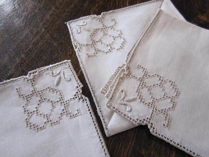 Drie mooie ecru linnen servetten -geborduurd handwerk, Huis en Inrichting, Keuken | Textiel, Zo goed als nieuw, Overige typen
