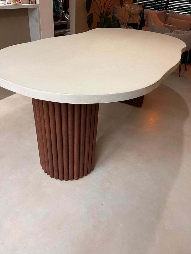 Nieuw!!! Betoncire Eettafel - Organisch Design - 240x100, Huis en Inrichting, Tafels | Eettafels, Nieuw, 100 tot 150 cm, 200 cm of meer