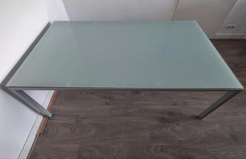 Glazen Eettafel met Metalen Onderstel beschikbaar voor biedingen