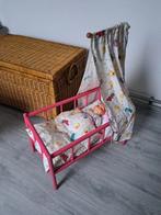 Zgan Vintage babypop in roze bedje met hemel ledikant wieg, Kinderen en Baby's, Speelgoed | Poppen, Ophalen of Verzenden, Zo goed als nieuw