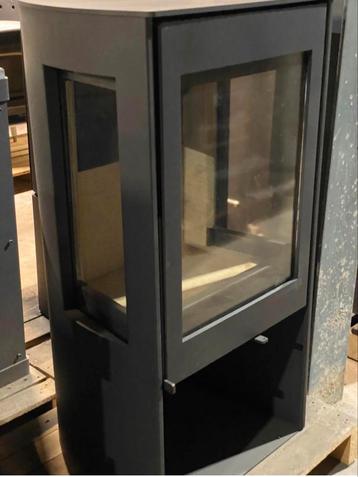 Dik Geurts 'Kalle' houtkachel met driezijdig vuurzicht  beschikbaar voor biedingen