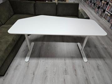 Ikea bekant bureau wit  voor €50,-  beschikbaar voor biedingen