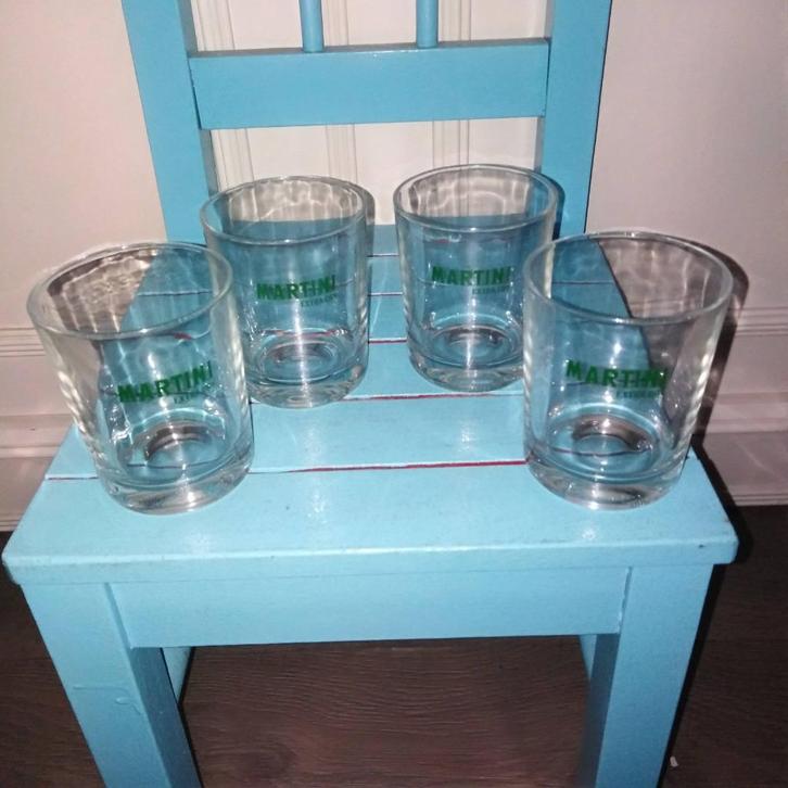 Martini glazen extra dry groene letters set van 4 stuks, Huis en Inrichting, Keuken | Servies, Gebruikt, Glas of Glazen, Overige stijlen