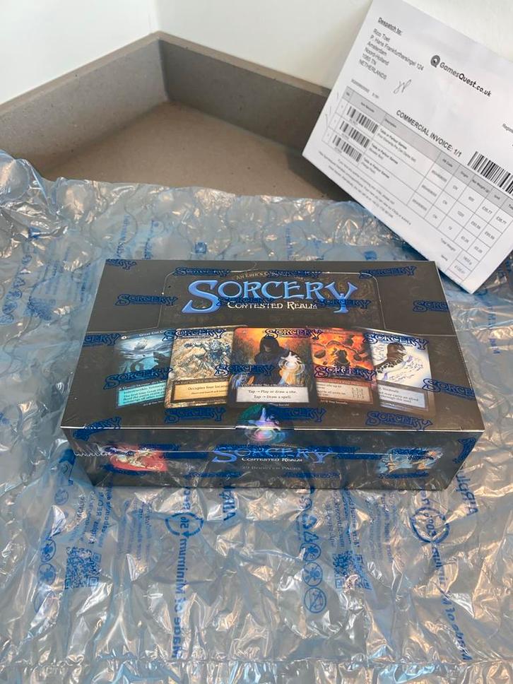 VERLAAGD! Mooie Sorcery Alpha KS Booster Box 1st Ed. Sealed!, Hobby en Vrije tijd, Verzamelkaartspellen | Magic the Gathering