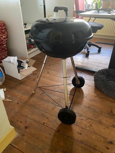 Weber houtskool BBQ met wielen en deksel en handleiding, Tuin en Terras, Houtskoolbarbecues, Gebruikt, Met accessoires, Ophalen