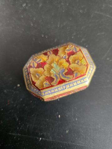 Oude pillendoos van messing of koper 4.5x3.4x1.5 cm beschikbaar voor biedingen
