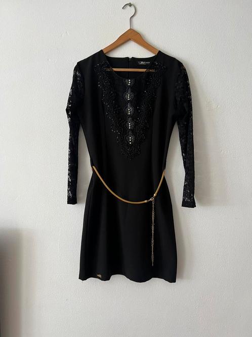 Prachtige  zwarte jurk voor feestjes maat M of L, Kleding | Dames, Jurken, Zo goed als nieuw, Zwart, Onder de knie, Verzenden