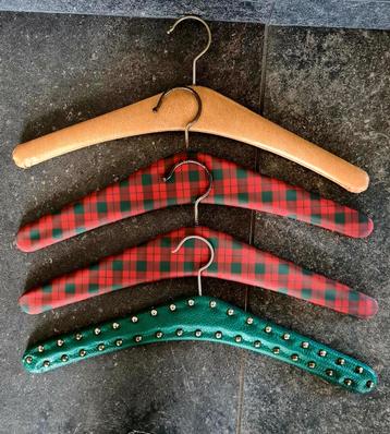 4 Vintage retro kledinghangers skai/studs beschikbaar voor biedingen