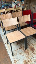 Oude stapelbare stoelen, Ophalen