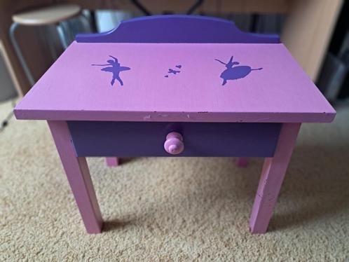 Nachtkastje paars/roze met ballerina's, Huis en Inrichting, Slaapkamer | Nachtkastjes, Gebruikt, 55 tot 70 cm, Minder dan 45 cm