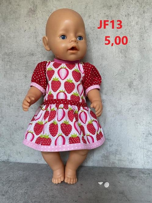Poppenkleertjes baby pop jurkje. Opbrengst KiKa., Kinderen en Baby's, Speelgoed | Poppen, Nieuw, Babypop, Ophalen