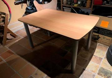Robuuste eettafel, 140 x 90 cm tafelblad beschikbaar voor biedingen